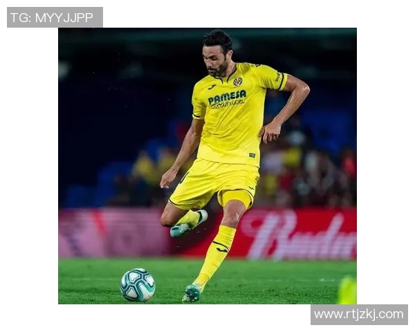 足坛巨星赛场突现跛脚瞬间引发球迷担忧热议不断